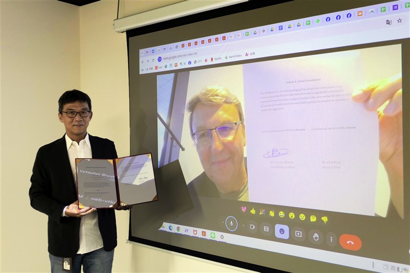 CNA Editor-in-Chief Chris Wang (left) and Vytautas Bruveris, Editor-in-Chief of ELTA (right)