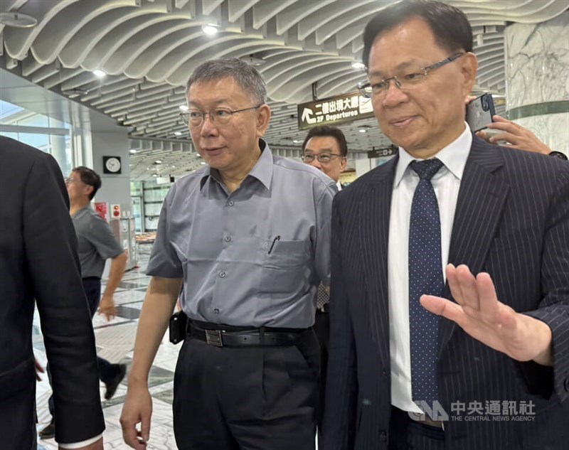 Taiwan People's Party Chairman Ko Wen-je (left) at Hualien Airport on Wednesday. CNA photo Sept. 4, 2024