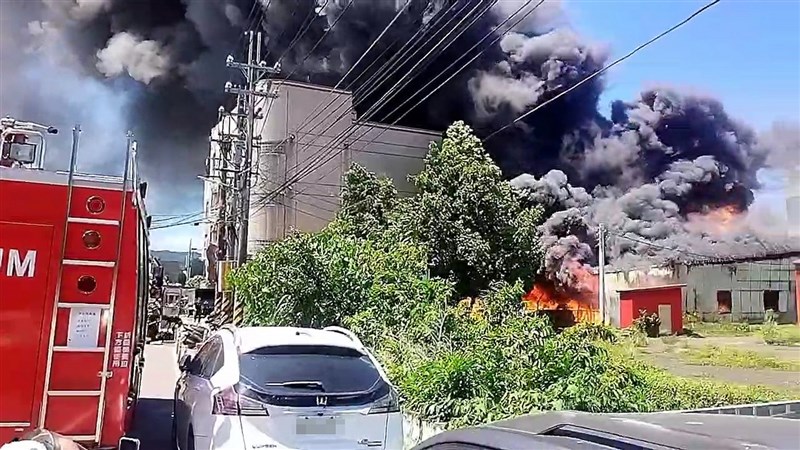 A fire erupts at a factory in New Taipei's Shulin District on Thursday. Photo courtesy of a private contributor