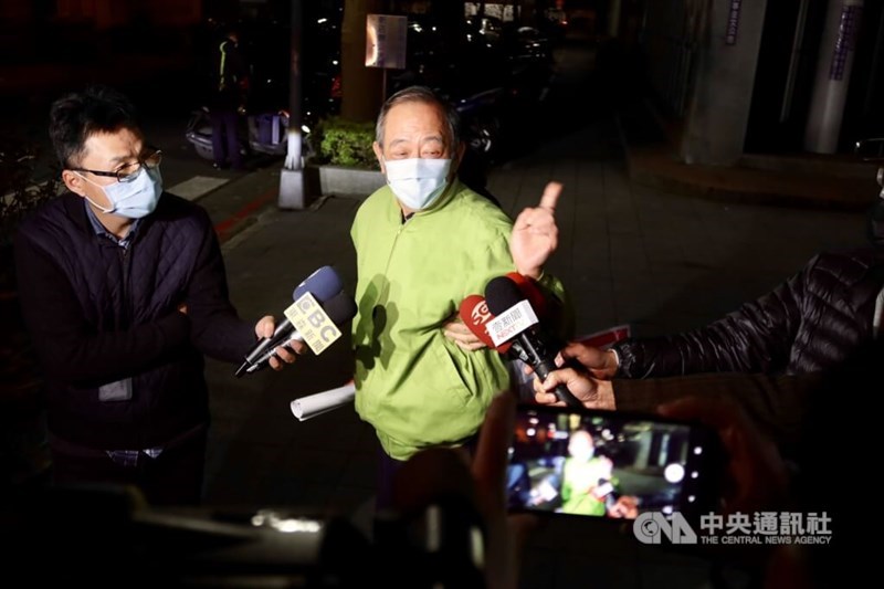 Chang Chao-jan (center) is pictured outside a court in February 2021. CNA file photo