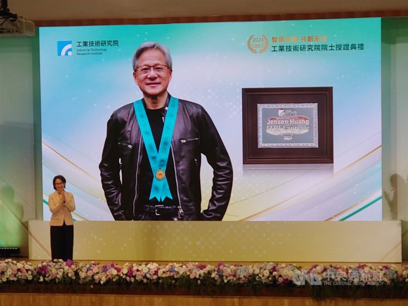 Vice President Hsiao Bi-khim (left) names Nvidia CEO Jensen Huang as one of this year's Industrial Technology Research Institute (ITRI) laureates in a ceremony held in Hsinchu Friday. CNA photo Sept. 6, 2024