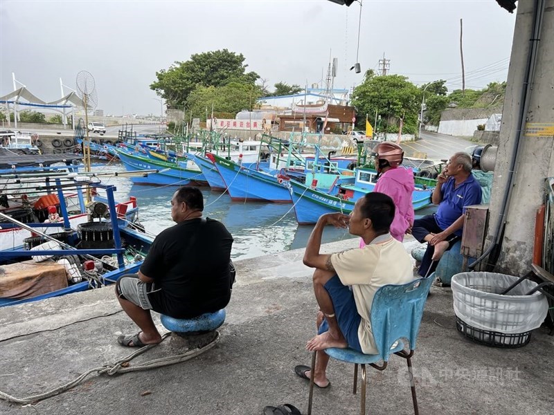 Fishermen at a harbor in Taitung. CNA file photo