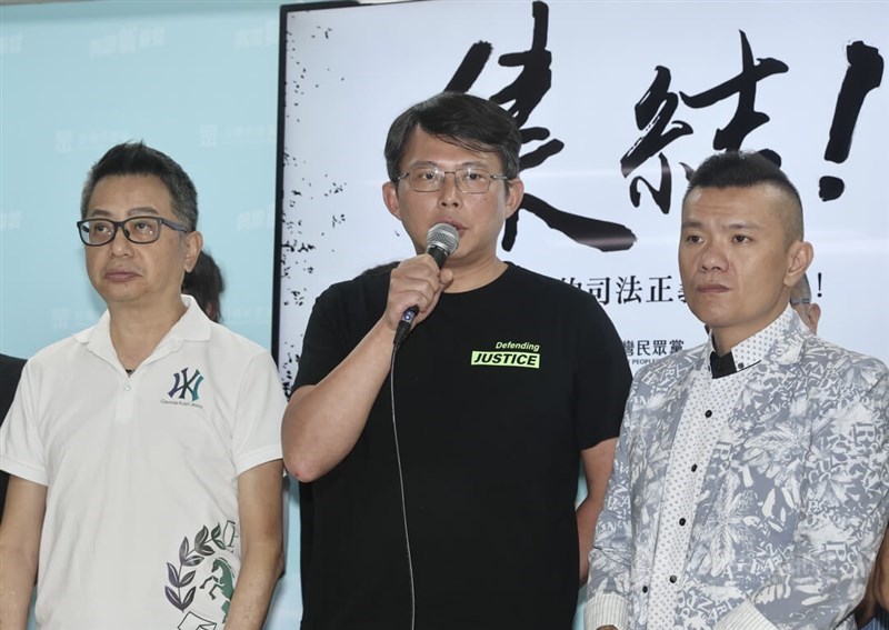 TPP legislative caucus whip Huang Kuo-chang (center) rallies supporters at a Friday presser. CNA photo Sept. 6, 2024