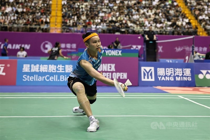 Taiwan's badminton ace Tai Tzu-ying plays with a bandaged knee. CNA photo Sept. 6, 2024