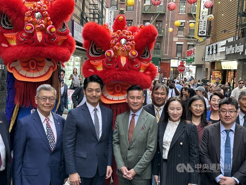 From left to right: CCBA President Tony Chuy Taipei Mayor Chiang Wan-an, City Council Speaker Tai Hsi-chin, City Councilors Lin Hsing-erh and Hsu Hung-ting pose with traditional lion dance performers and other Taipei dignitaries as well as CCBA representatives. CNA photo Sept. 6, 2024