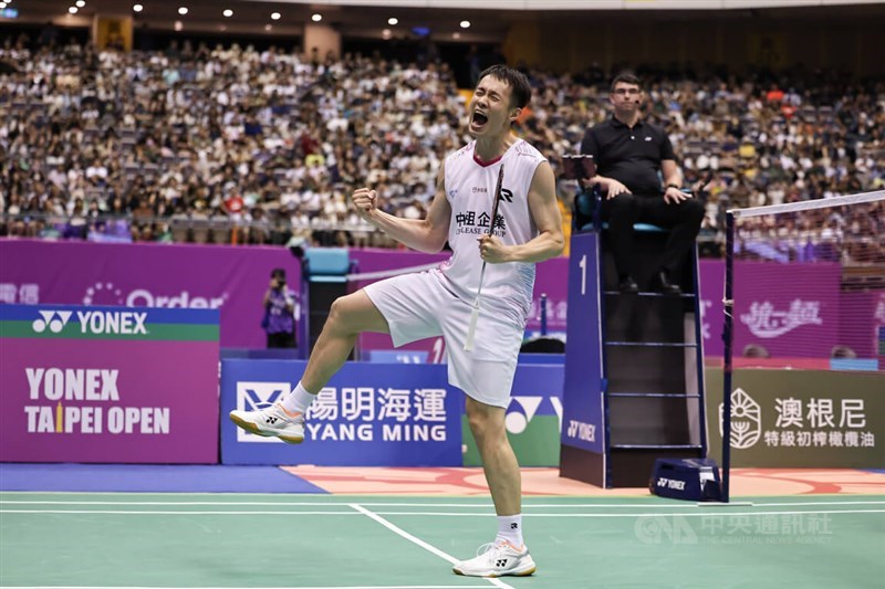 Taiwanese shuttler Chi Yu-jen celebrates his victory over Chou Tien-chen. CNA photo Sept. 7, 2024