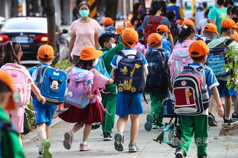 New Taipei students get off school in this CNA file photo for illustrative purpose.