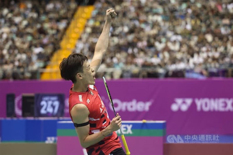 Taiwanese shuttler Lin Chun-yi raises his arm and shouts in celebration after winning the men's singles title in Taipei Open on Sunday. CNA photo Sept. 8, 2024