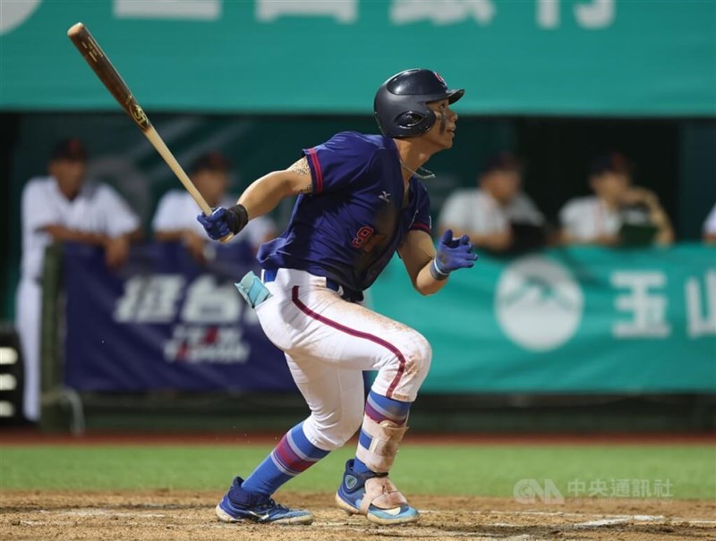 Outfielder Ko Ching-hsien hits a sacrifice fly at Taipei's Tianmu Stadium on Sunday. CNA photo Sept. 8, 2024