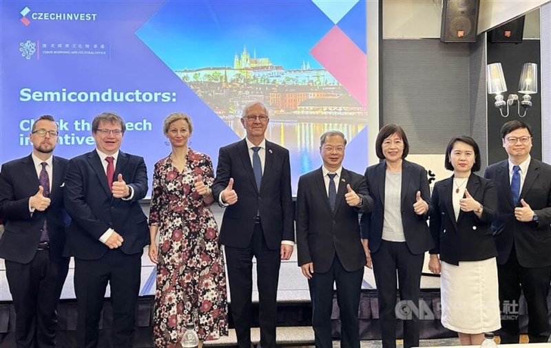 Executive Yuan Secretary-General Kung Ming-hsin (fourth left) posts with Jiří Drahoš (fourth left), the first vice president of the Czech Senate, at an investment forum held in Taipei in June 2024. CNA file photo