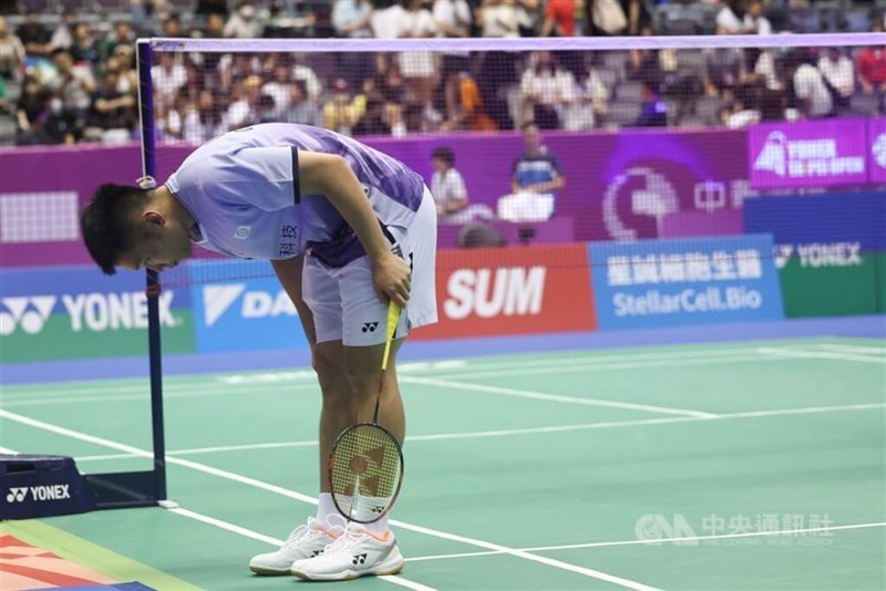 Taiwanese Olympic badminton gold medalist Lee Yang bows to his fans after announcing his official retirement from the professsional sport on Sunday. CNA photo Sept. 8, 2024