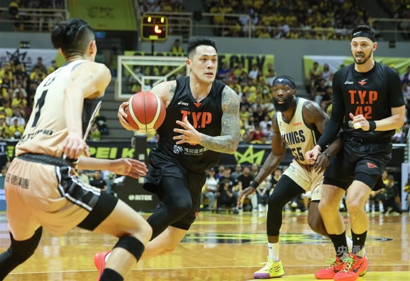 Basketball player Chou Yi-hsiang (second left). CNA file photo