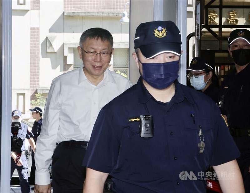 Taiwan People's Party Chairman Ko Wen-je (in white shirt) arrives at the Taipei District Court for a motion brought up by prosecutors to detain him incommunicado on Sept. 5. CNA photo Sept. 5, 2024