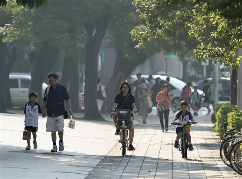 Families enjoy the afternoon sun in Taipei Tuesday. CNA photo Sept. 10, 2024