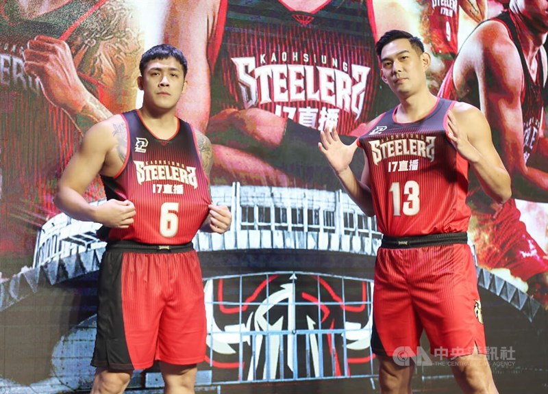 Taiwanese basketball players Chou Yi-hsiang (left) poses with his friend Lu Cheng-ju (right) when they both played with the Kaohsiung Steelers in 2022. CNA file photo