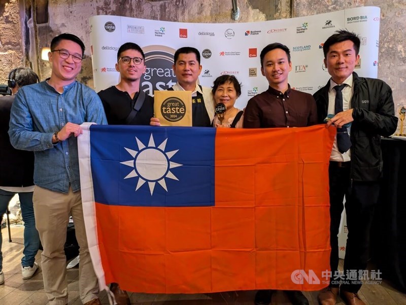 The team from Hualien-based Junjie Lin Tea Garden wins the "Golden Fork" at the U.K.-based Great Taste Awards, on Tuesday. CNA photo Sept. 10, 2024