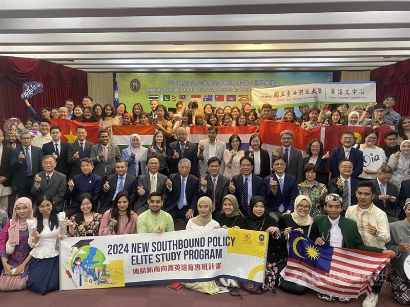 Foreign Minister Lin Chia-lung (林佳龍), (sixth from the left, second row). CNA photo Sept. 13, 2024