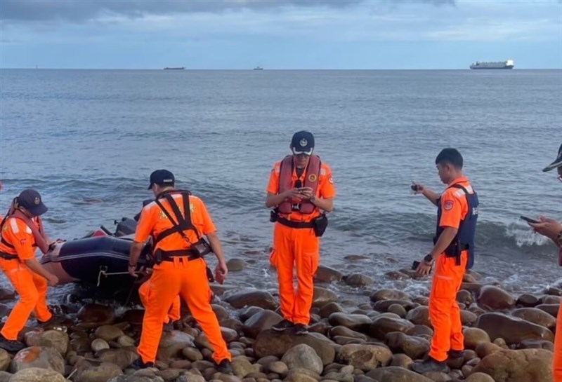 Taiwan Coast Guards retrieve a rubber dinghy in waters near the northern city of New Taipei on Saturday to assist a 30-year-old Chinese man, surnamed Wang in getting safely to shore. Photo courtesy from local authorities