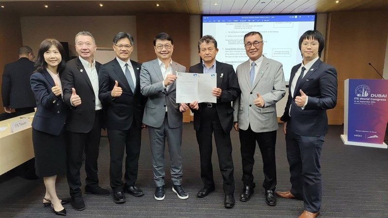 Members of Intelligent Transportation Society of Taiwan present Taiwan's certification to host the 2029 World Congress on Intelligent Transport Systems. Photo courtesy of Intelligent Transportation Society of Taiwan