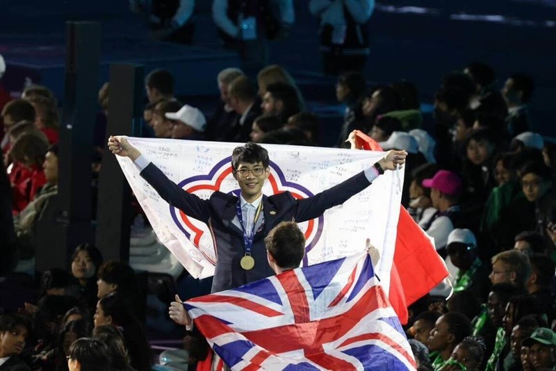 Taiwanese contestant Chen Sz-yuan holds the Chinese Taipei WorldSkills flag in celebration of his victory at the competition held Sept. 10-15 in Lyon, France. Photo courtesy of the Skill Evaluation Center of Workforce Development Agency