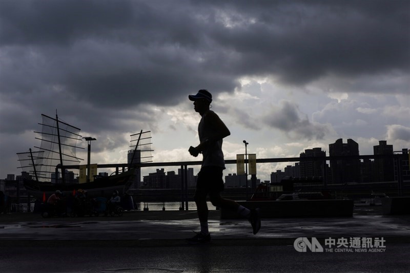 A man runs in the rain in Taipei Wednesday. CNA photo Sept. 18, 2024