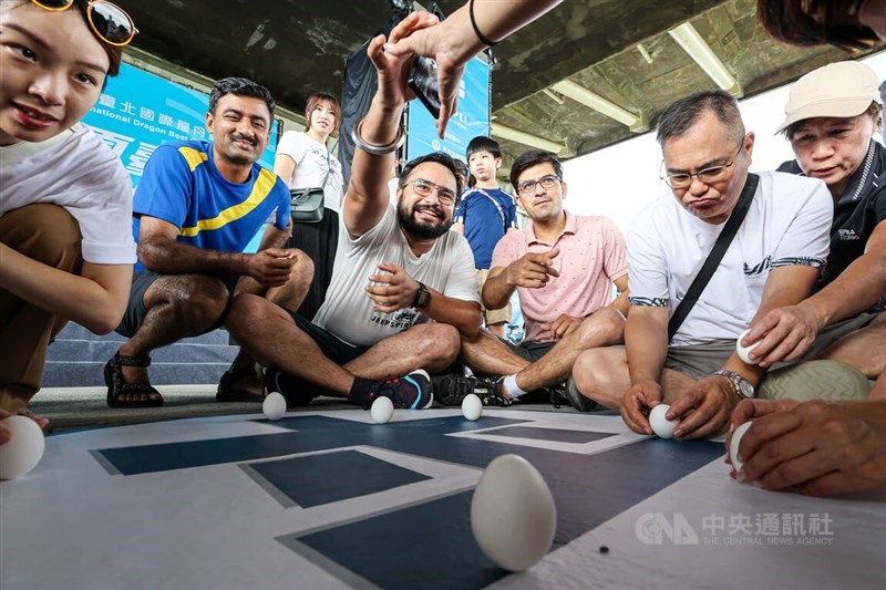 Foreign expats working in Taiwan engage in festivities in this CNA file photo