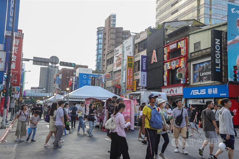 Consumers in Taipei shop during a promotional sale in this CNA file photo