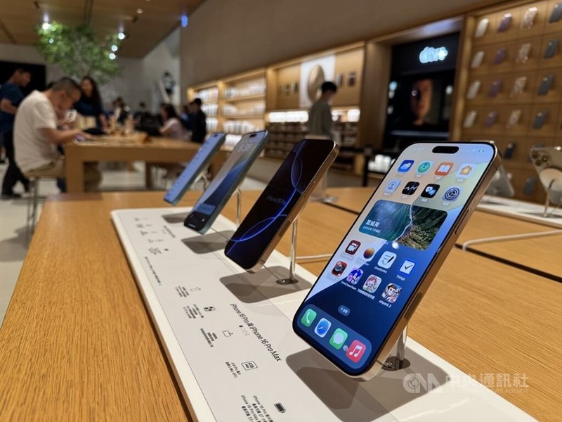 The four iPhone 16 models displayed at the Apple Xinyi A13 store in Taipei's Xinyi District. CNA photo Sept. 20, 2024