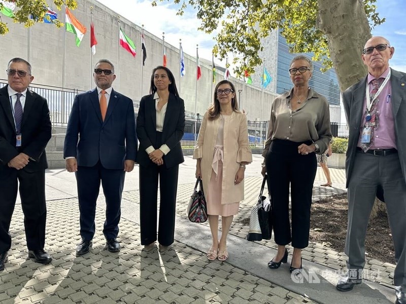 (From left to right) Representatives from Taiwan’s diplomatic allies to the U.N. John Silk of the Marshall Islands, Tapugao Falefou of Tuvalu, Ilana Seid of Palau, Carla María Rodríguez Mancia of Guatemala, Inga Rhonda King of the SVG, and Carlos Fuller of Belize pose for a group picture outside the U.N. headquarters in New York on Thursday. CNA photo Sept. 19, 2024