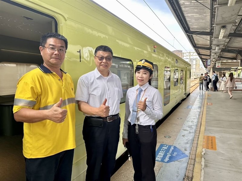 Taiwan Railway Corp. Chairman Tu Wei (center) inspects the scenic "Shanlan" train in this undated photo. Photo courtesy of Taiwan Railway Corp.