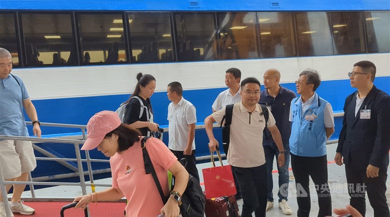 The first post-COVID-19 tour group from China's Xiamen City arrives in Taiwan's outlying island county of Kinmen on Sunday. CNA photo Sept. 22, 2024