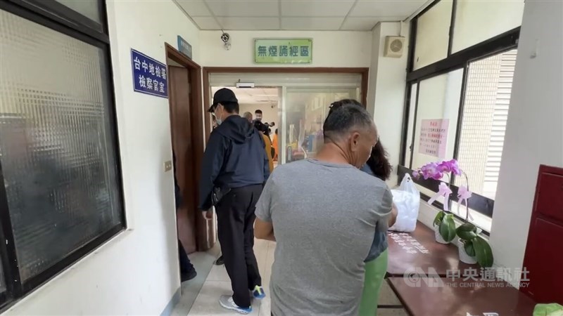 The bus driver involved in the Sunday night traffic accident in Taichung that killed one woman and injured another enters a Taichung Prosecutors Office interrogation room on Monday. CNA photo Sept. 23, 2024