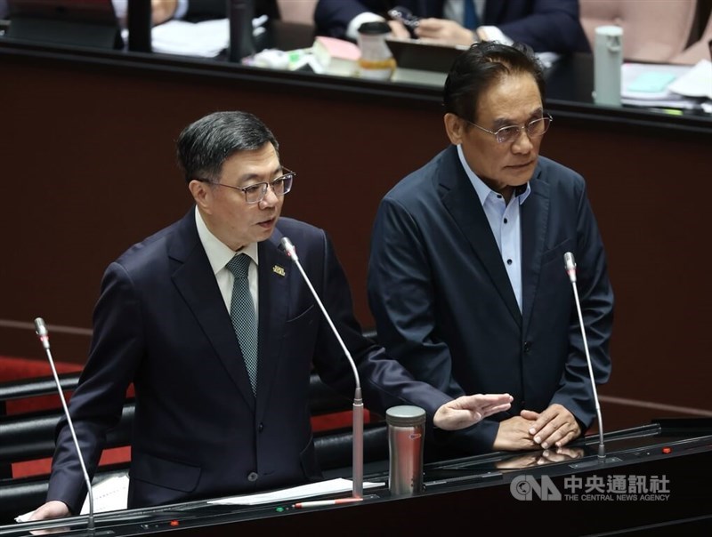 Premier Cho Jung-tai (left) and Council of Indigenous Peoples chief Ljaucu‧Zingrur answer lawmakers' questions during a plenary meeting at the Legislature in Taipei Tuesday. CNA photo Sept. 24, 2024