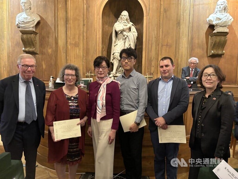 Deputy Culture Minister Sue Wang (right) and Taiwan's new representative to France Hao Pei-chih (third left) pose for a group picture with Bernard Stirn (left), the perpetual secretary of the Académie des Sciences Morales et Politiques, Gwennaël Gaffric (second right), Elizabeth Zeitoun (second left) and Wu Wen-yao (third right). CNA photo Sept. 23, 2024