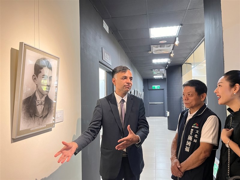 India Taipei Association (ITA) Director General Manharshinh Yadav (left) introduces the exhibition. Photo courtesy of Taichung City Cultural Affairs Bureau