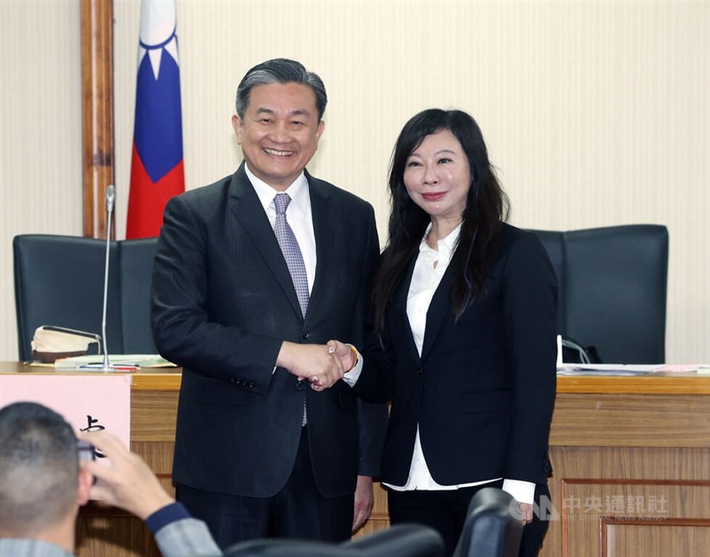 TPP lawmaker Lin Yi-chun (right) and DPP lawmaker Wang Ting-yu. CNA photo Sept. 25, 2024