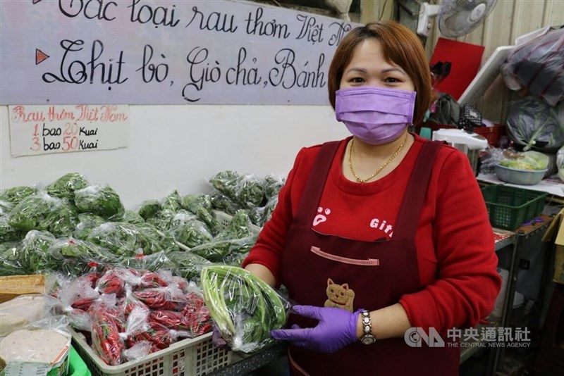 A Vietnamese business owner in Taiwan showcases her products. CNA file photo