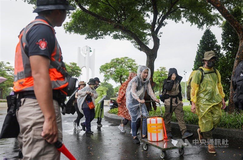 Members of Taiwan's civilian emergency response group "Kuma Academy" participate in a disaster drill in this CNA file photo