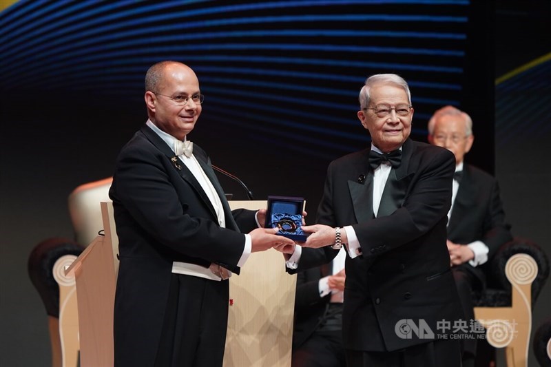 Research chemist Omar M. Yaghi (left) receives his Tang Prize from Academia Sinica's Liu Chao-han (right), chair of the Tang Prize Selection Committee for Sustainable Development, at the Tang Prize ceremony on Friday. Sept. 27, 2024