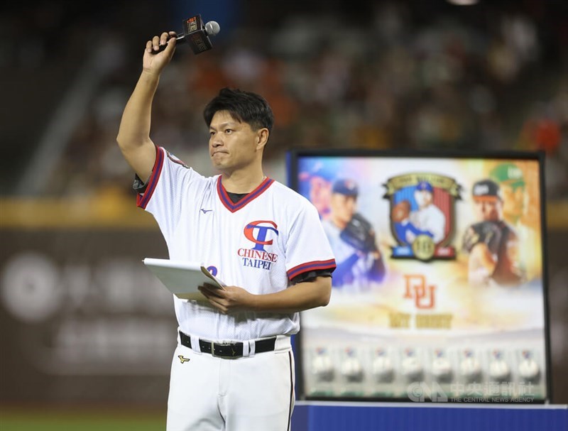 Uni-President 7-Eleven Lions pitcher Pan Wei-lun acknowledges the crowd at his farewell game in the Taipei Dome on Saturday. CNA Sept. 28, 2024