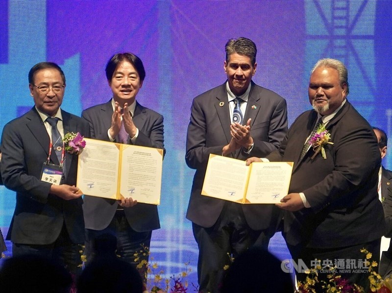 President Lai Ching-te (second left) and Palau President Surangel Whipps, Jr. (second right) bare witness to the signing of a joint declaration between the World Taiwanese Chambers of Commerce with Palau to promote tourism to Palau in Taiwan. CNA photo Sept. 27, 2024