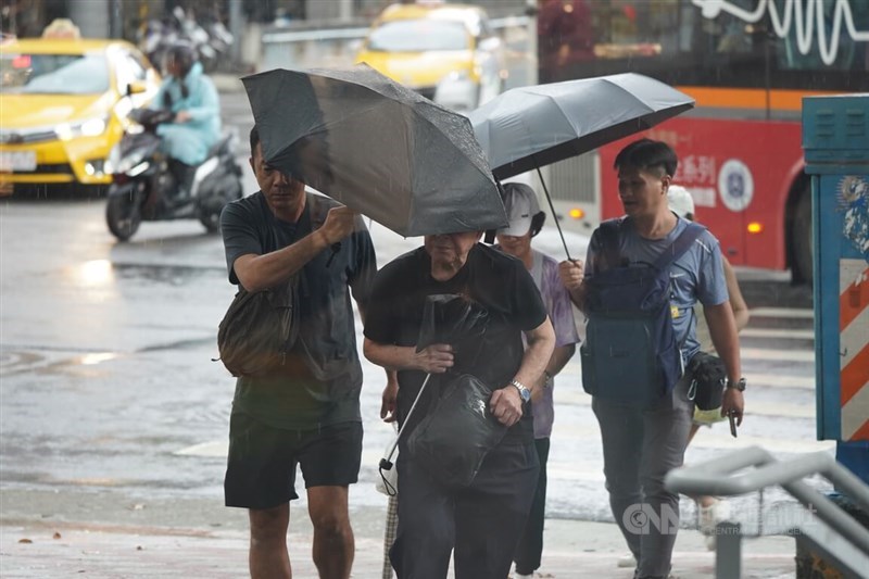 Taipei pedestrians brave the rain on Friday. CNA photo Sept. 28, 2024