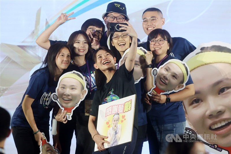 Taiwan's badminton ace Tai Tzu-ying takes a selfie with fans during her pre-retirement meet-and-greet on Sunday. CNA photo Sept. 29, 2024