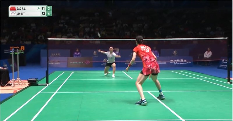 Taiwanese shuttler Lin Hsiang-ti (in white) faces off against China's Gao Fangjie in the women's singles final of the Macau Open Sunday. Graphic captured from BWF Twitter