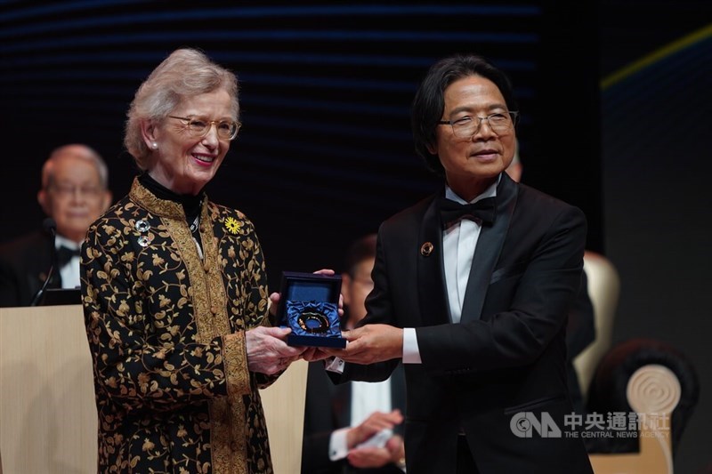 Taiwanese professor Yeh Jiunn-rong (right) presents former President of Ireland Mary Robinson (left) with her Tang Prize at the Tang Prize ceremony on Friday. Sept. 27, 2024