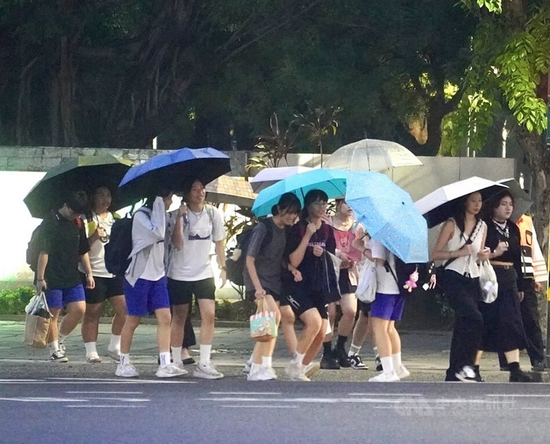 Kaohsiung residents brave the rain brought by Typhoon Krathon on Monday. CNA photo Sept. 30, 2024