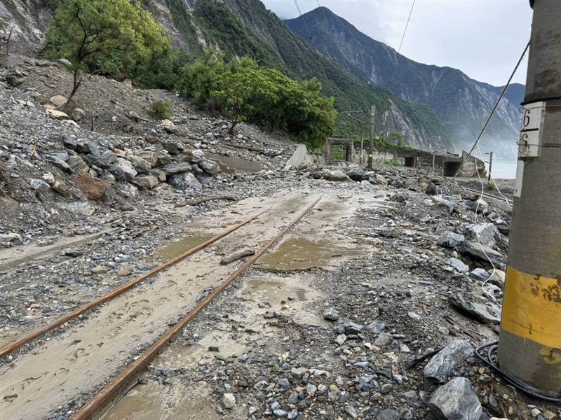 Rubble from a nearby landslide cover a railway in Hualien County on Monday. Photo courtesy of a private contributor Sep. 30, 2024