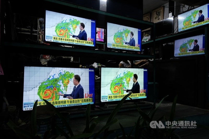 Televisions displayed in a shop in Taipei show a Central Weather Administration press briefing on approaching Typhoo Krathon on Wednesday. CNA photo Oct. 2, 2024