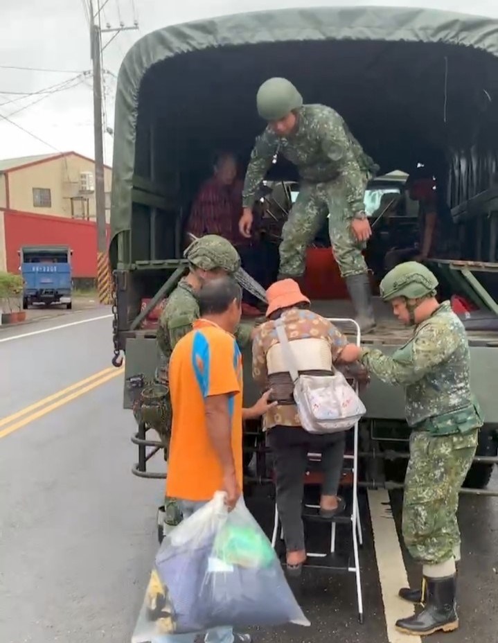 Military personnel help Kaohsiung residents evacuate in preparation for Typhoon Krathon. Photo courtesy of Kaohsiung Government Oct. 2, 2024