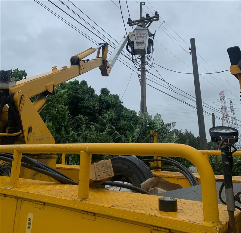 Machinery repairs power cables in Yunlin County on Thursday. Photo courtesy of Taiwan Power Company Oct. 3, 2024